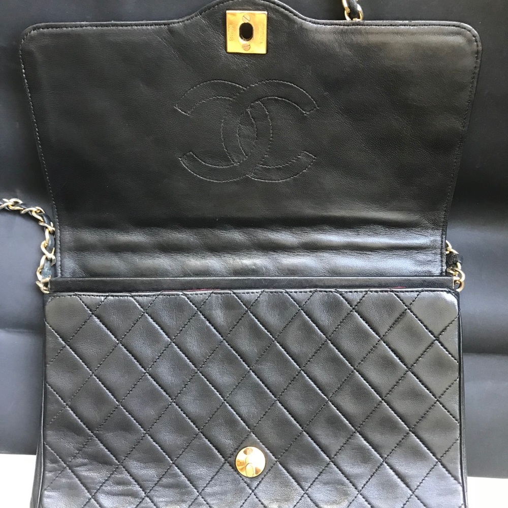 Authentic CHANEL Lambskin Black CC bag - Picture 3 of 8
